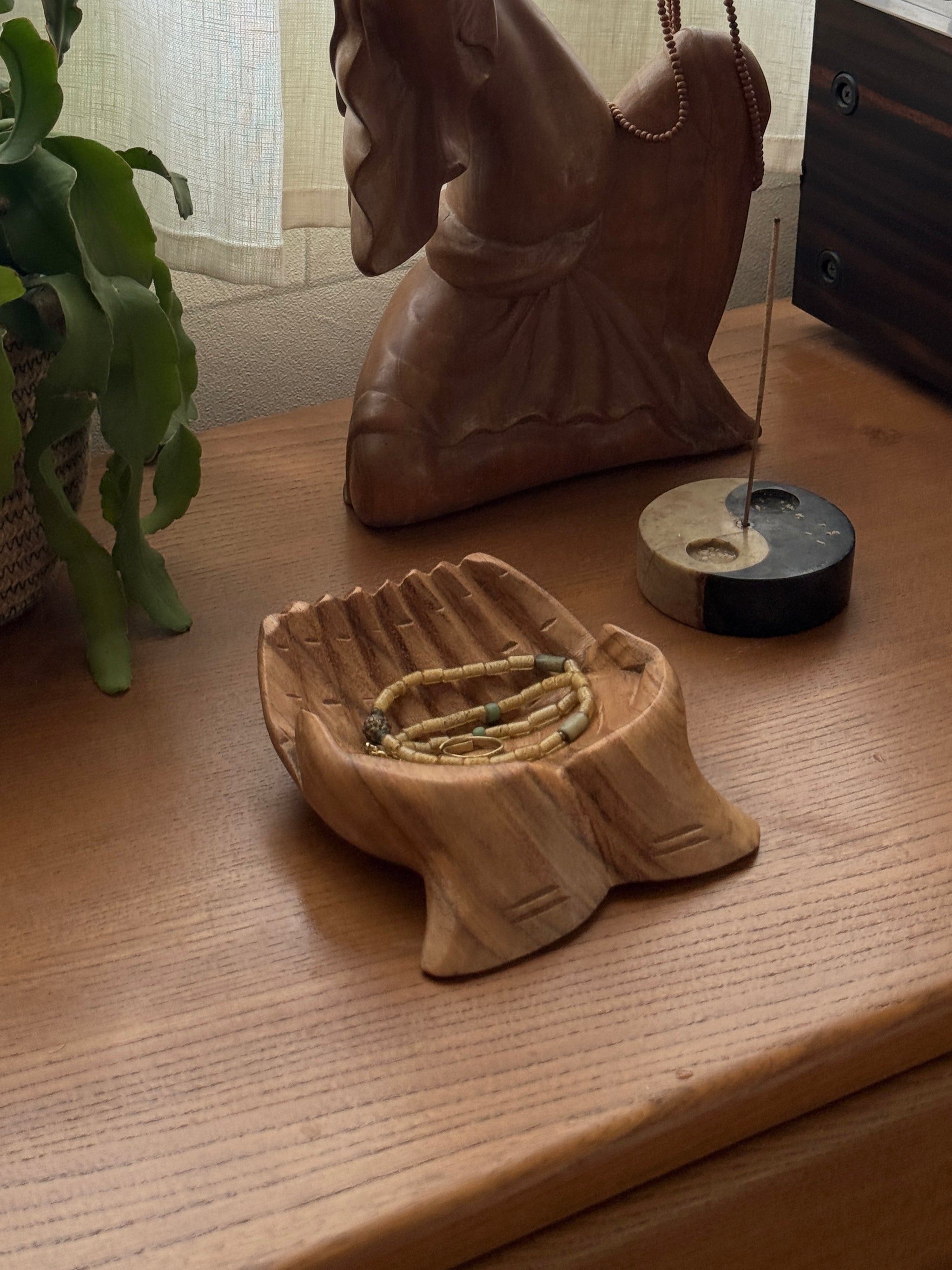 Hand shaped tray – seed and soil