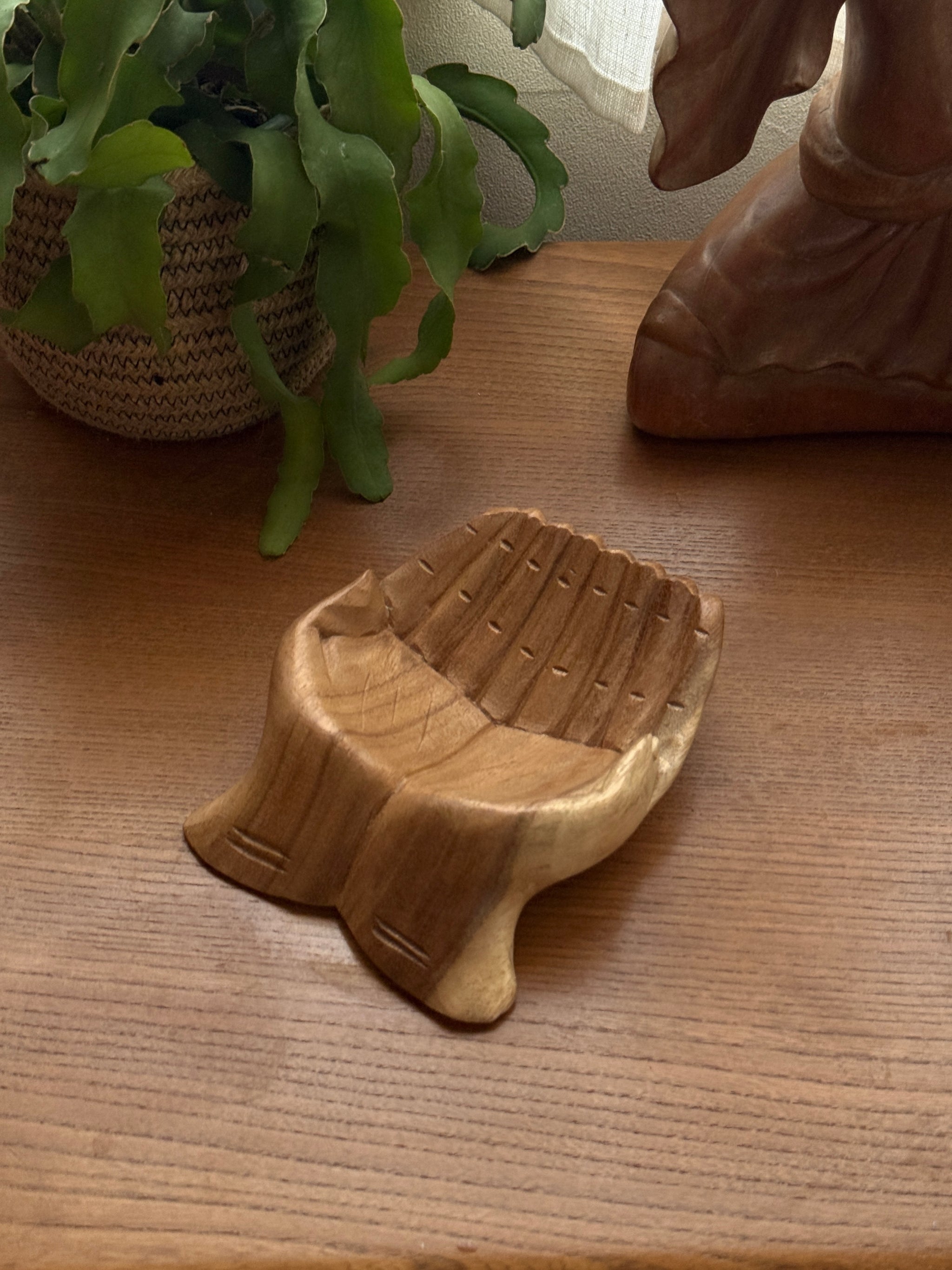 Hand shaped tray – seed and soil